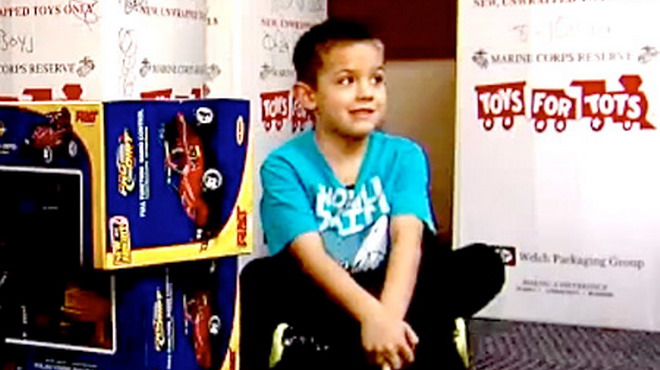 Cậu bé 8 tuổi tặng 500 món quà cho trẻ nghèo