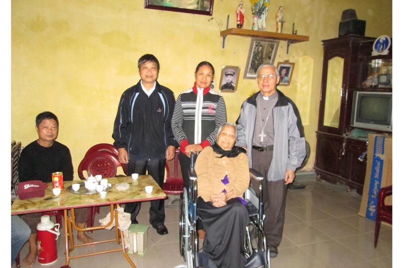 Đức TGM Giuse Ngô Quang Kiệt tặng quà Giáng sinh cho người khuyết tật