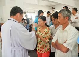 Hỏi đáp Phụng vụ: Tác viên giáo dân mang dây stola như phó tế