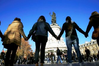 Thế giới tưởng niệm nạn nhân vụ khủng bố Paris