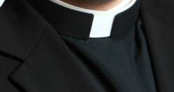 Đâu là nguồn gốc “cổ áo la mã” của các linh mục?
