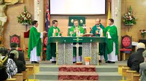 Các linh mục không đồng tế tự rước lễ được không? Cách đặt Thánh giá bàn thờ.